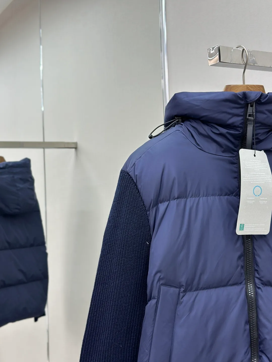 P910 CANADA GOOSE Canada Goose Armband Hooded Down Jacket Fabric selection: The use of high-quality protective nylon fabric not only enhances the wear resistance of the surface, but also takes into account wind resistance, ensuring excellent performance in various harsh weather conditions.  90 national standard high-quality white duck down: selected high-loft down, weighing 170g, light and warm, with excellent temperature locking performance and good resilience.  Three-dimensional quilting process: Precision thread reinforcement to prevent velvet drilling and ensure that the fluffy and resilient elasticity lasts as new.  7-needle medium-thick knitted structure: Use thicker yarns to knit woolen fabrics with obvious thickness and weight. The texture is clearly visible and has a rough, retro texture. It has a good skeleton feel, is relatively stiff, and can maintain the silhouette of clothing for a long time. It also provides more layers of still air to lock in heat.  There is a brand exclusive LOGO on the woolen sleeve arms. It is dark and not obvious in the photo.  Accessories: One-to-one customized logo, one-to-one customized zipper pendant, one-to-one customized snap button SIZE: S M L XL